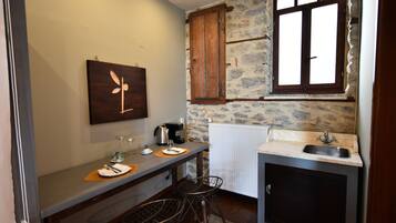 Suíte | Área de estar | TV de tela plana 40 polegadas com canais via satélite, TV, lareira