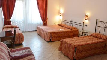 Una scrivania, insonorizzazione, letti aggiuntivi (a pagamento)