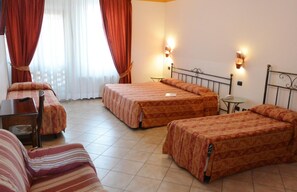 Desk, soundproofing, rollaway beds, free WiFi - Hotel Italia (Certosa di Pavia)