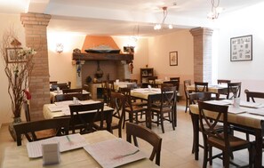 Lunch and dinner served, local cuisine - Hotel Italia (Certosa di Pavia)