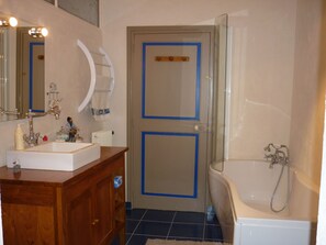 Suite | Bathroom | Hair dryer, slippers, towels - Dodo et tartines B&B (Bayeux)