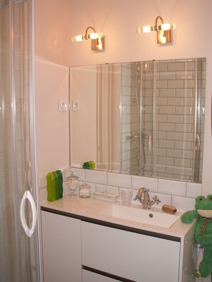 Habitación doble | Baño | Secadora de cabello, pantuflas, toallas 