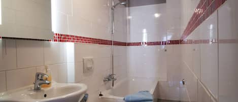 Apartment | Badezimmer | Komfortbadewanne, Haartrockner, HandtĂŒcher