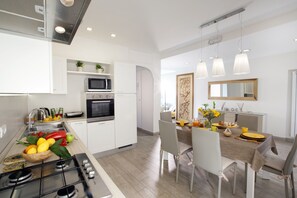 Appartement, 2 chambres, baignoire à jets, vue jardin | Cuisine privée | Réfrigérateur, micro-ondes, plaque de cuisson, lave-vaisselle