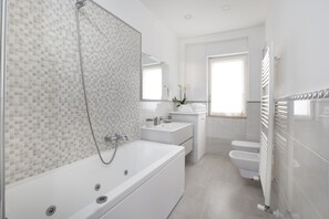 Apartment, 2 Bedrooms, Smoking, Jetted Tub | Bathroom