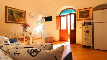 House, 1 Bedroom, Smoking, Terrace | Living area | 36-inch flat-screen TV with cable channels