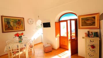 House, 1 Bedroom, Smoking, Terrace | In-room dining