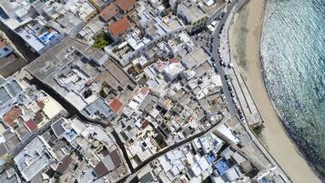 Nær stranden, hvit sand og strandbuss