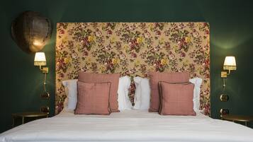 Rom – deluxe | Sengetøy av topp kvalitet, dundyner, minibar og safe på rommet