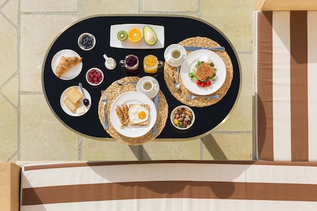 Desayuno continental diario (EUR 15 por persona)