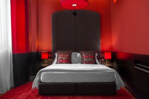 Ropa de cama de alta calidad, cubrecamas y minibar 