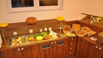 Se ofrece un desayuno bufé (11.00 EUR por persona)