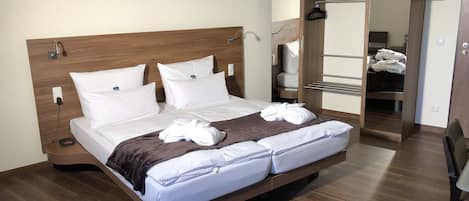 Zimmersafe, Schreibtisch, Verdunkelungsvorhänge, schallisolierte Zimmer