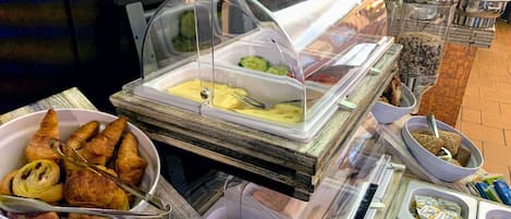 Tägliches Frühstücksbuffet (7.90 EUR pro Person)