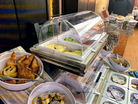 Daily buffet breakfast (EUR 7.90 per person)