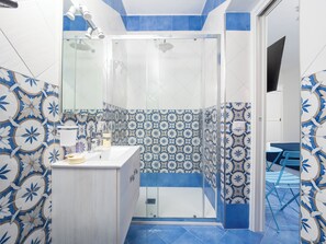 Casa básica | Banheiro | Chuveiro, chuveiro com efeito de chuva, secador de cabelo, bidê