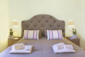 1 bedroom, in-room safe, desk, laptop workspace - Henry House (Sorrento)