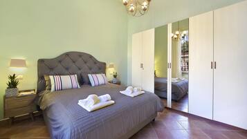 Apartamento, 1 quarto, cozinha, ao lado da praia | 1 quarto, cofres nos quartos, escrivaninha