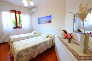 Panoramic-Apartment, 2 Schlafzimmer, Meerblick | 2 Schlafzimmer, Schreibtisch, kostenlose Babybetten, kostenloses WLAN