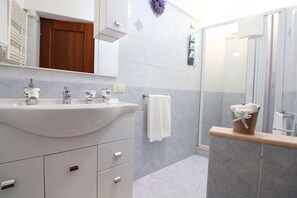 Appartement Panoramique, 2 chambres, vue mer | Lavabo de la salle de bain