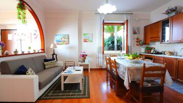 Apartamento panorámico, 2 habitaciones, vistas al mar | Zona de estar | Una televisión de pantalla plana