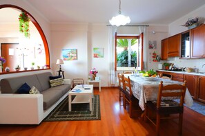 Panoramic-Apartment, 2 Schlafzimmer, Meerblick | Wohnbereich | Flachbildfernseher