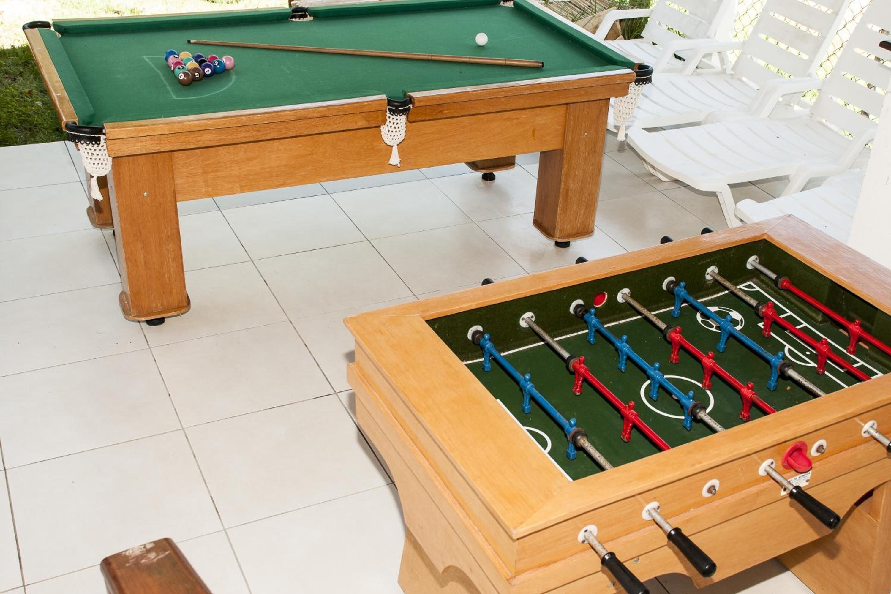 Une table de billard avec une table de baby-foot placée devant.