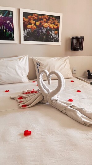 Habitación Deluxe, vista al mar | Minibar, caja de seguridad en la habitación y escritorio