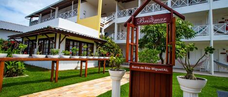 A hotel entrance with a sign reading "Brisa Hotel pousada" and "Barrada de São Miguel/AL".