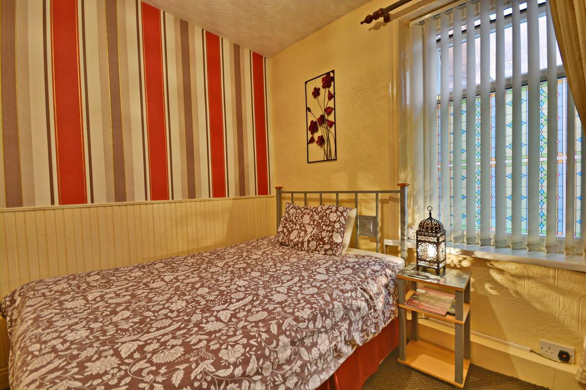 Iron/ironing board, free WiFi, bed sheets