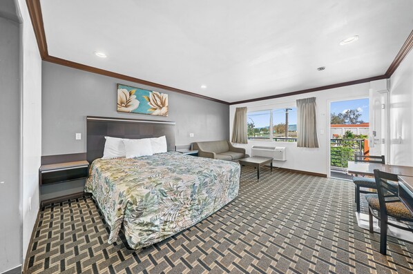 Deluxe Suite, 1 King Bed | Desk, free WiFi, bed sheets