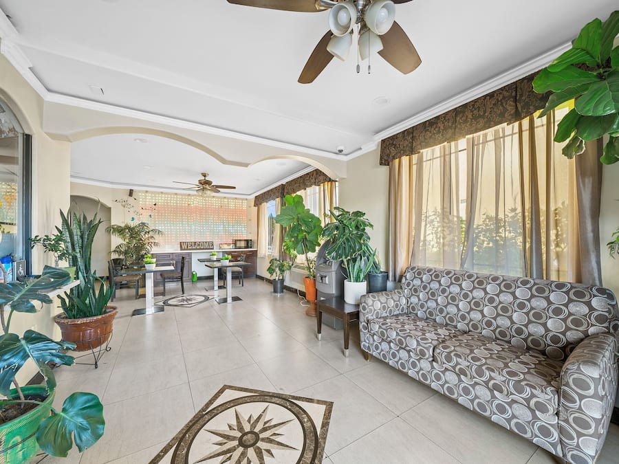 Área de estar no saguão