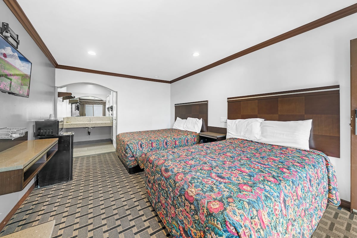 Chambre, 2 lits doubles | Bureau, Wi-Fi gratuit, draps fournis