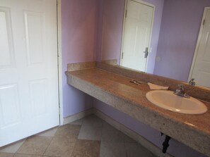 Combined shower/bathtub, towels