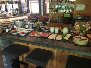 A bar area with a variety of food items and drinks displayed on the counter. - Wellness- und Genußhotel Rosmarie (Moso in Passiria)