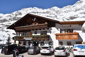 A hotel with a wooden facade, balconies with plants, and a sign for 'Rosmarie Hotel Restaurant'. - Wellness- und Genußhotel Rosmarie (Moso in Passiria)