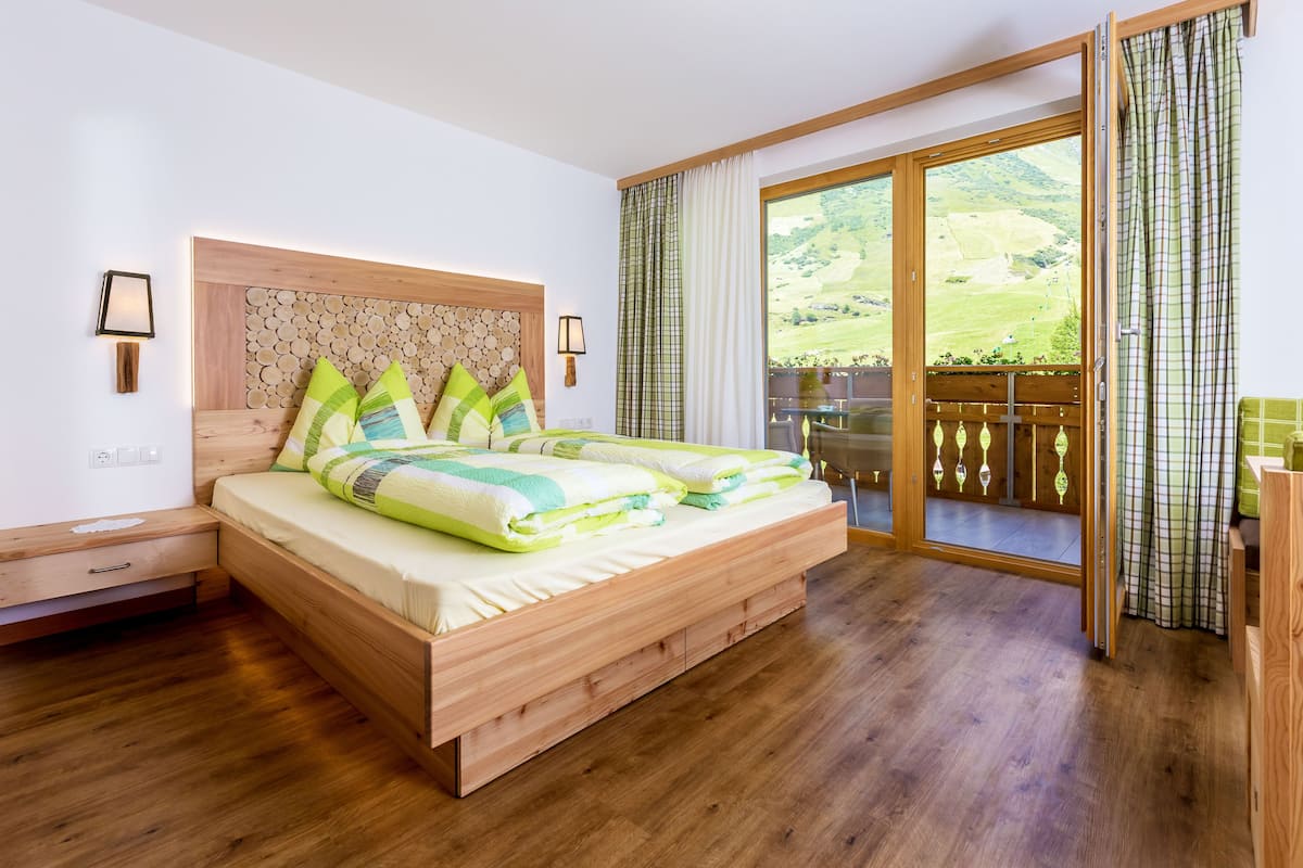 In-room safe, desk, blackout drapes, soundproofing