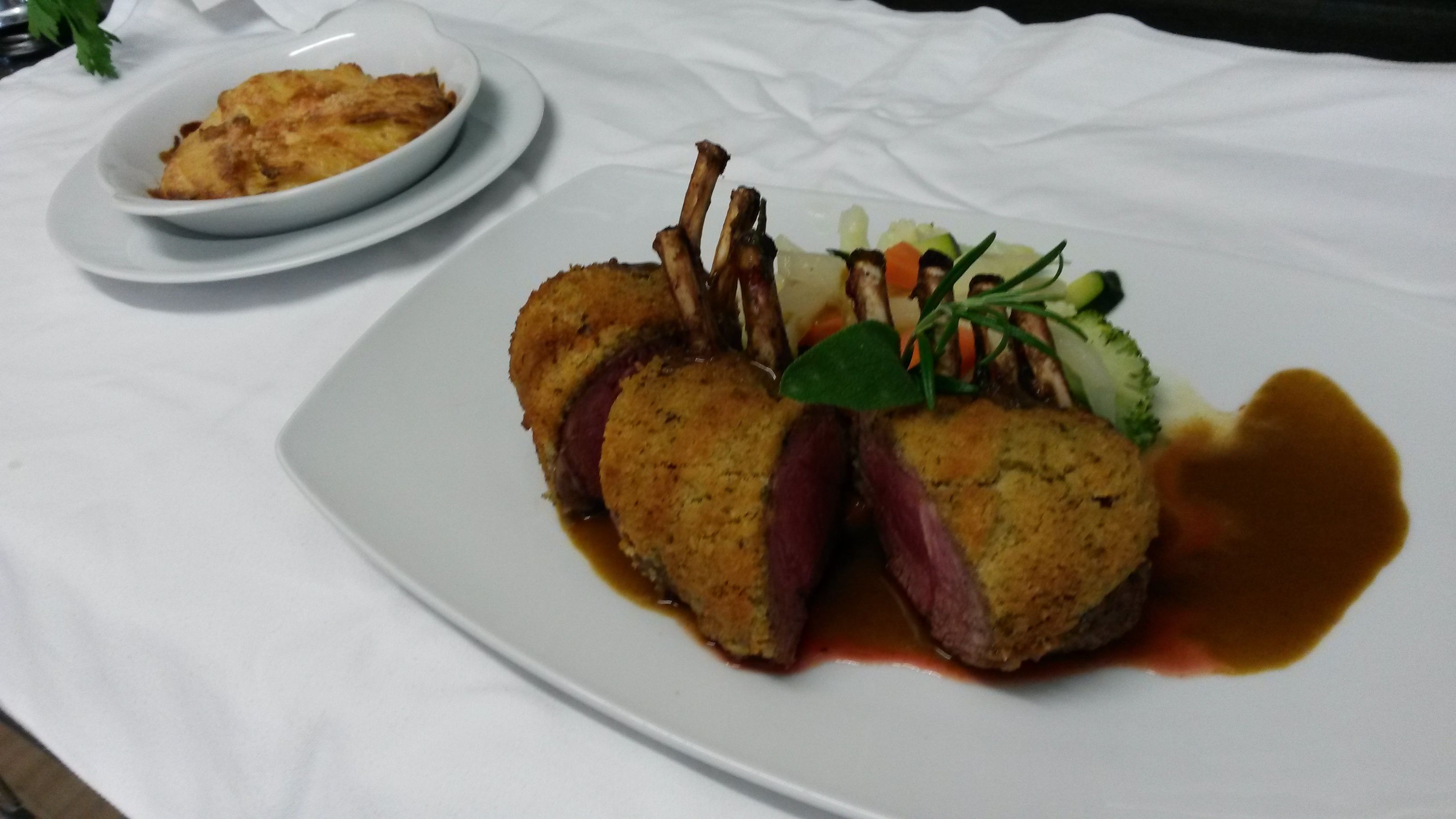 Un plato con carne, verduras y salsa.