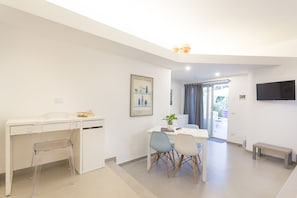 Superior loft | Woonkamer | Flatscreentelevisie, een computerscherm en een printer