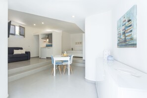 Superior loft | Woonruimte | Flatscreentelevisie, een computerscherm en een printer