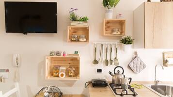 Family Room, 1 Bedroom | Private kitchen | Fridge, oven, stovetop, coffee/tea maker