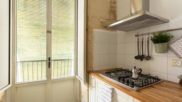 Deluxe Apartment | Private kitchen | Fridge, oven, stovetop, coffee/tea maker