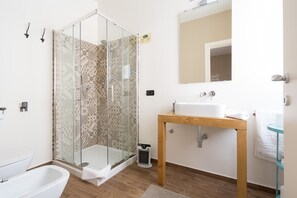 Familieværelse - 1 soveværelse | Badeværelse | Bruser, gratis toiletartikler, hårtørrer, badekåber