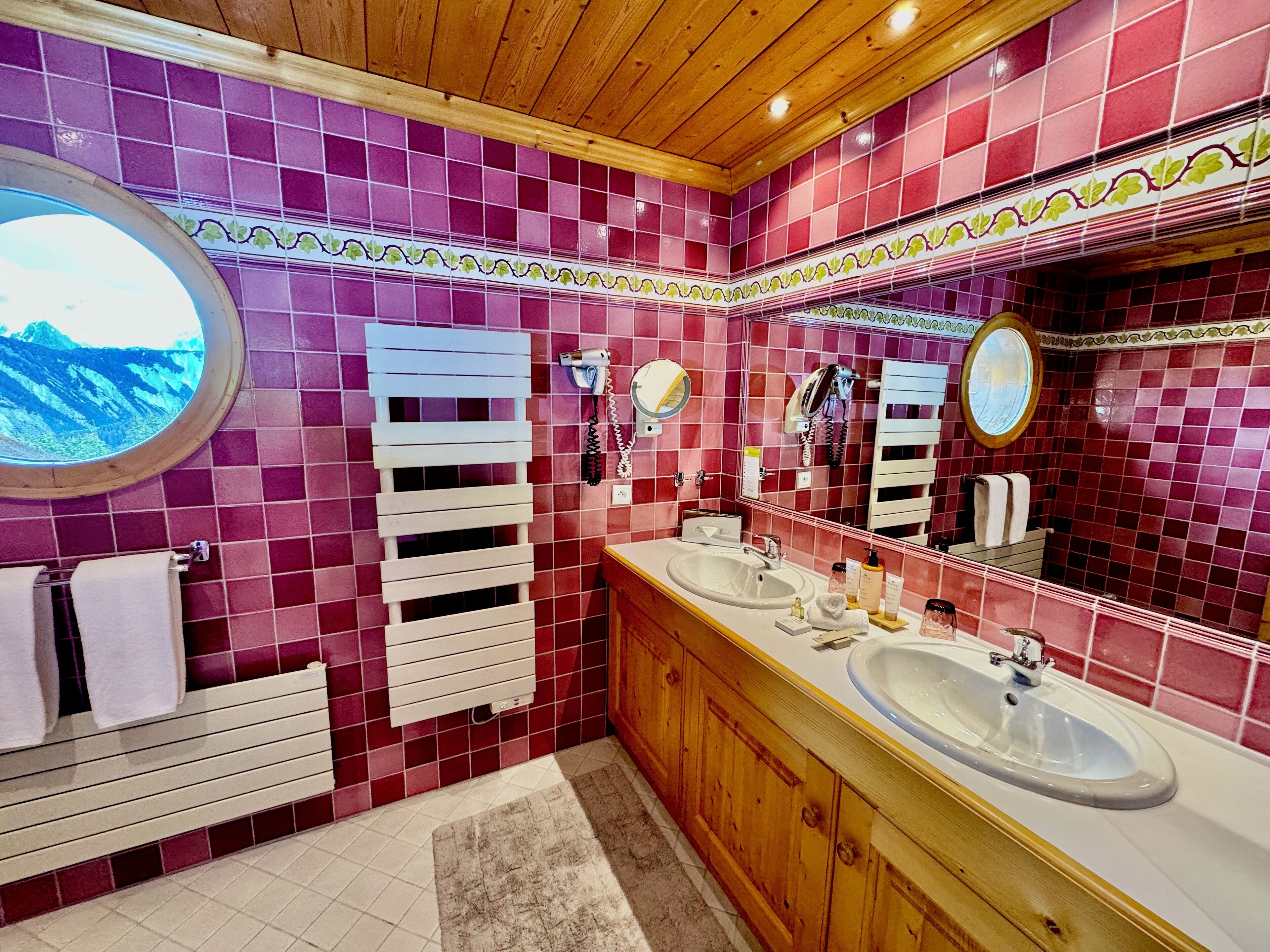 deluxe suite | bathroom | combined shower/bathtub, deep-soaking bathtub, free toiletries