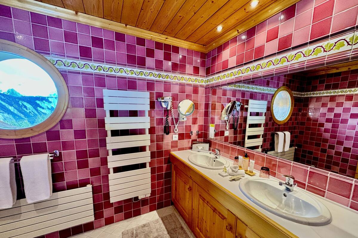 Deluxe-Suite | Badezimmer | Duschwanne, Komfortbadewanne, kostenlose Toilettenartikel, Haartrockner