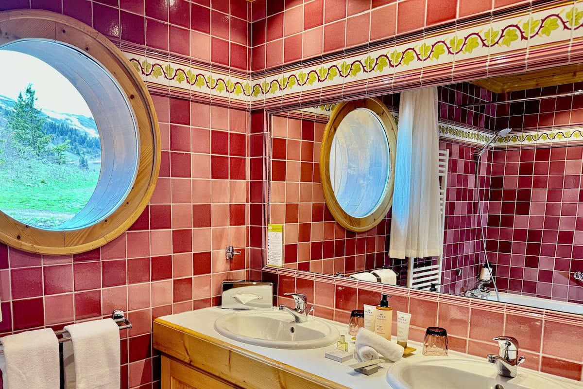 Junior-Doppelzimmer | Badezimmer | Duschwanne, Komfortbadewanne, kostenlose Toilettenartikel, Haartrockner