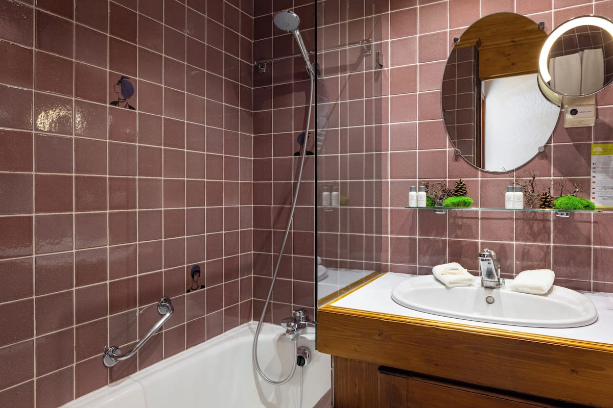 Duschwanne, Komfortbadewanne, kostenlose Toilettenartikel, Haartrockner