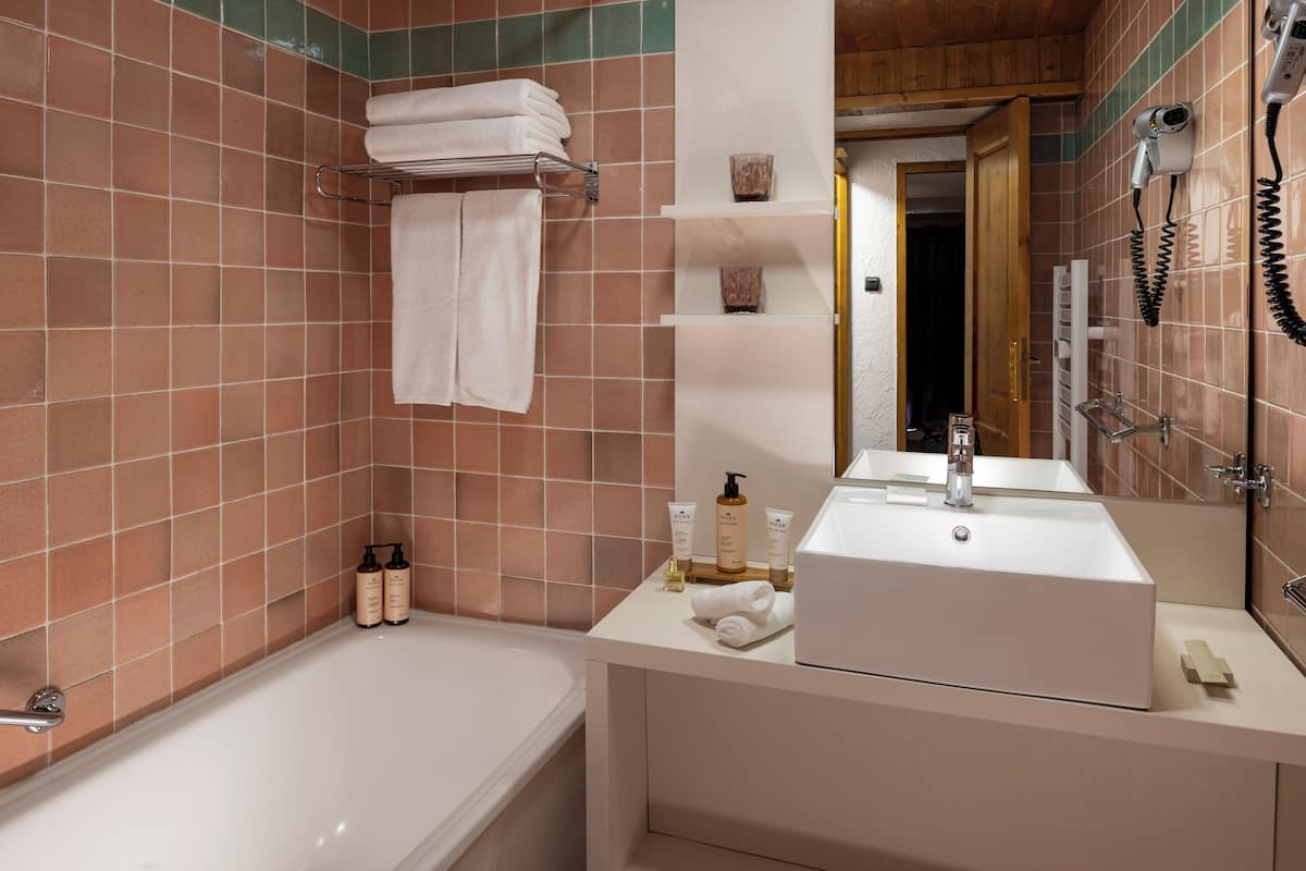 Junior-Zimmer | Badezimmer | Duschwanne, Komfortbadewanne, kostenlose Toilettenartikel, Haartrockner