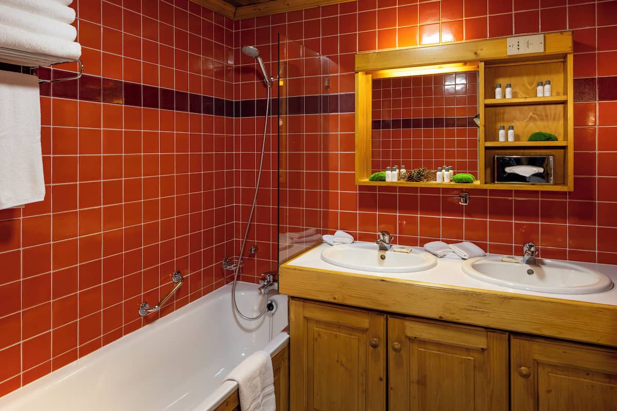 Familienzimmer | Badezimmer | Duschwanne, Komfortbadewanne, kostenlose Toilettenartikel, Haartrockner