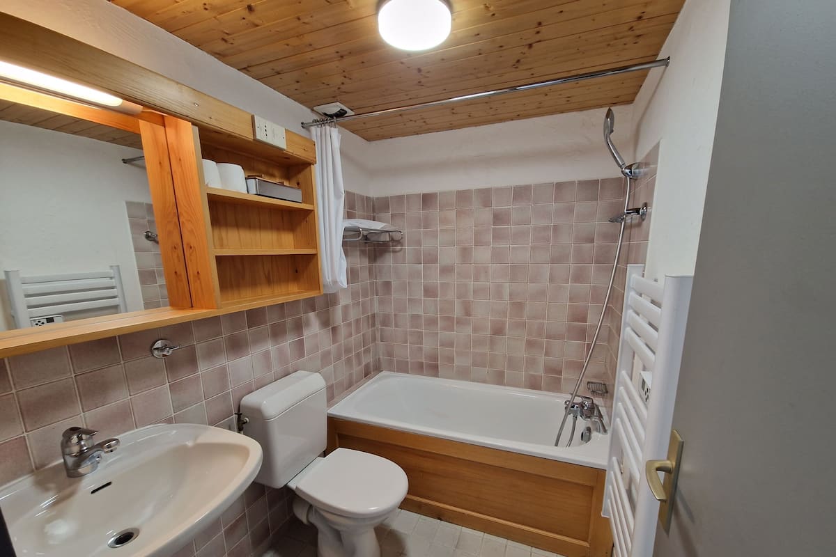 Superior-Doppelzimmer zur Einzelnutzung | Badezimmer | Duschwanne, Komfortbadewanne, kostenlose Toilettenartikel, Haartrockner